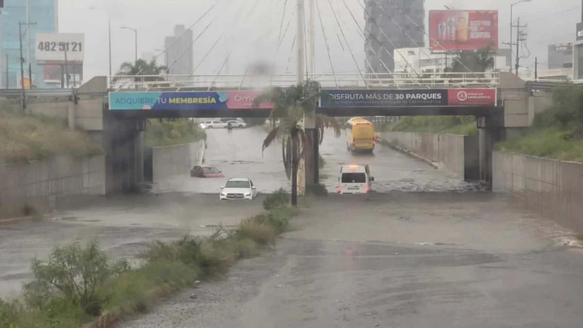 Se inunda puente de la Vía Atlixcáyotl tras fuerte lluvia