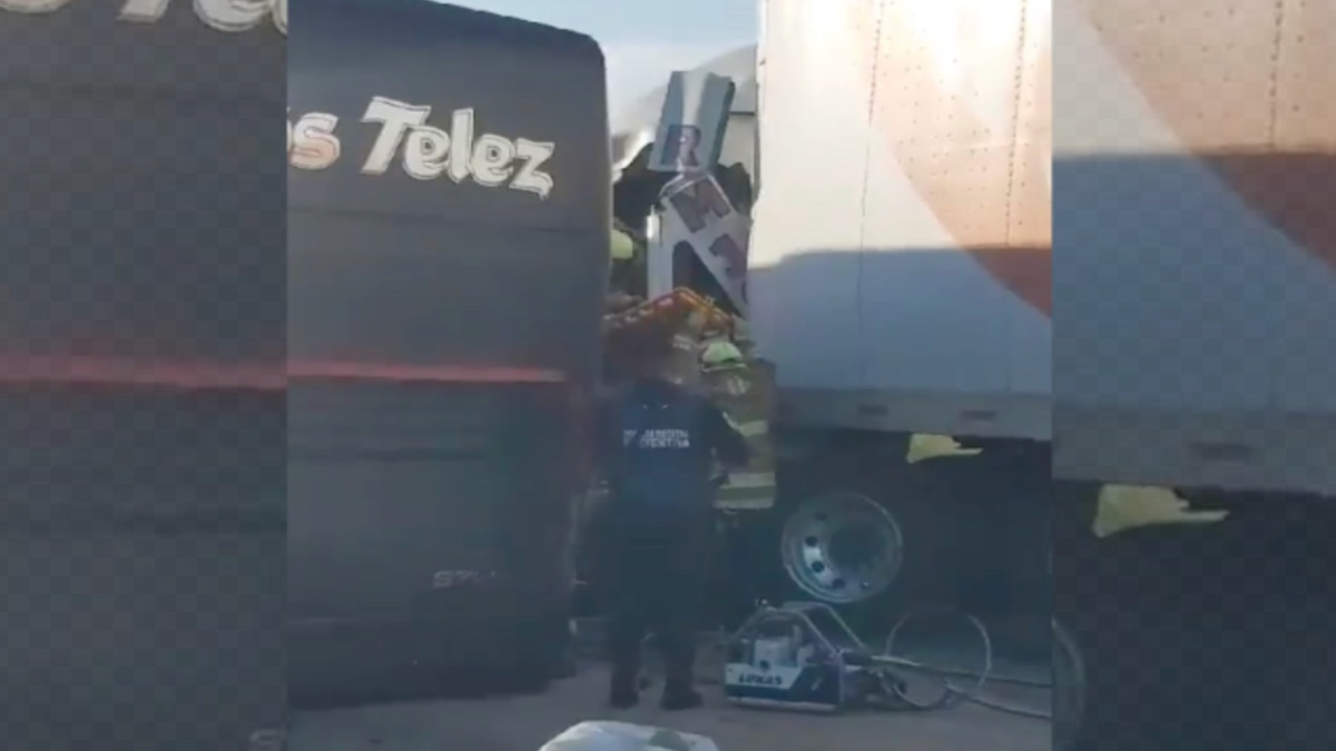 Choca camión del grupo Los Telez y tráiler en la Puebla-Orizaba; dos muertos