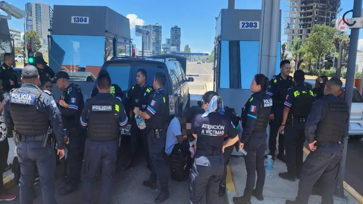 Rescatan a 20 migrantes en la Vía Atlixcáyotl