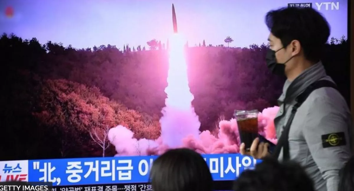 Dispara Corea del Norte presunto misil balístico