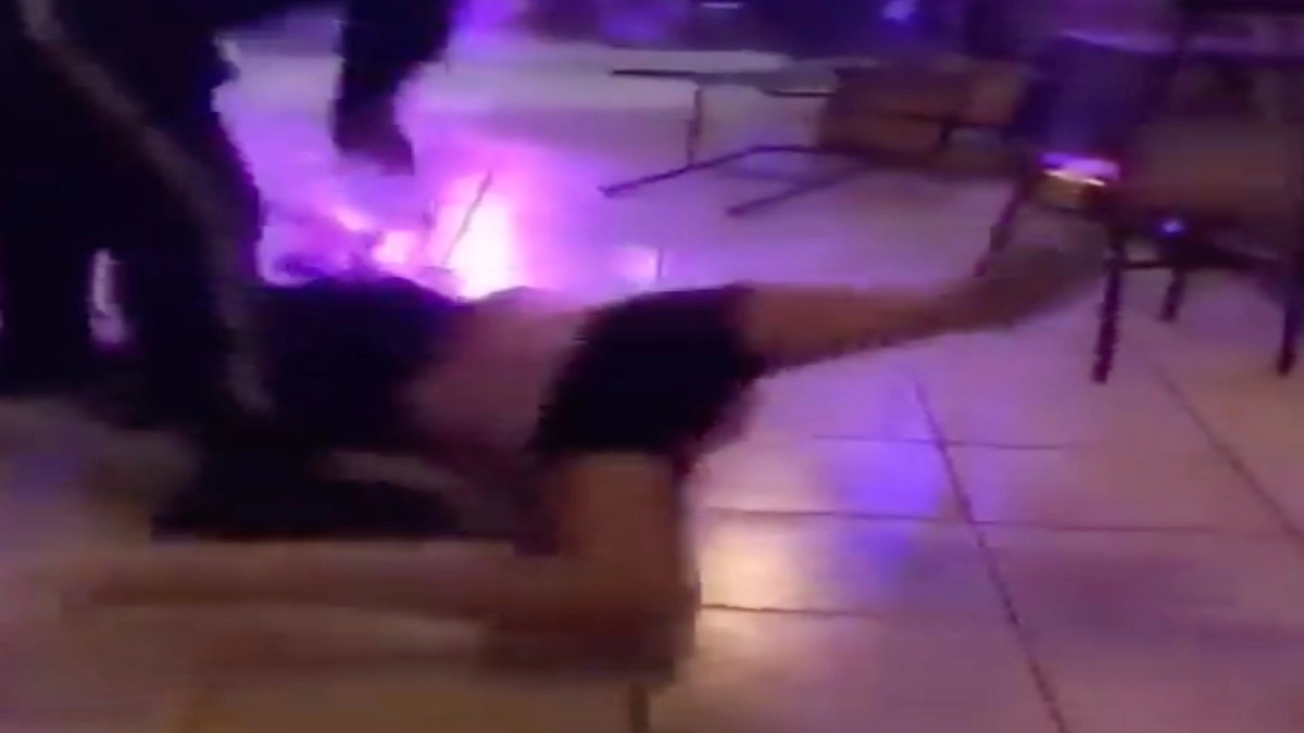 Azotan a mujer contra el suelo tras riña en bar de Zacatelco, Tlaxcala