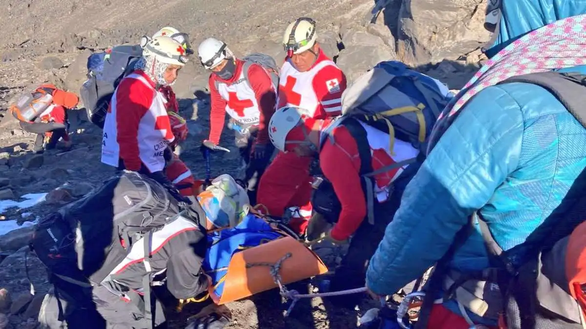 Rescatan cuerpos de cuatro personas que murieron al escalar el Pico de Orizaba