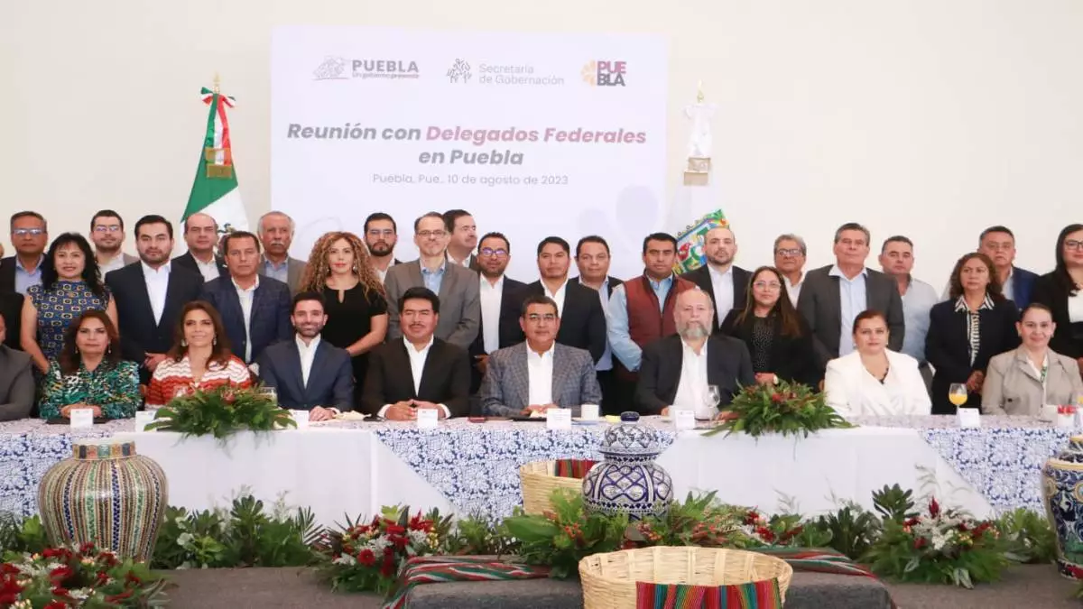 Céspedes Peregrina sostiene reunión con gabinete y delegados federales