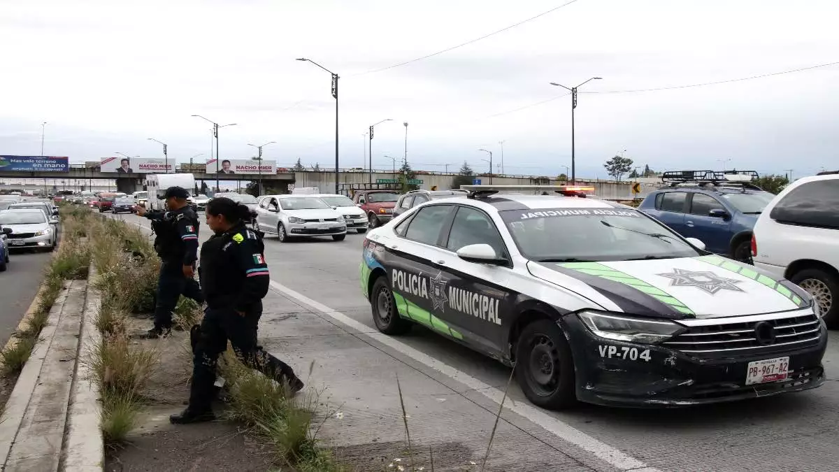 Muere hombre al arrojarse de un puente del Periférico de Puebla