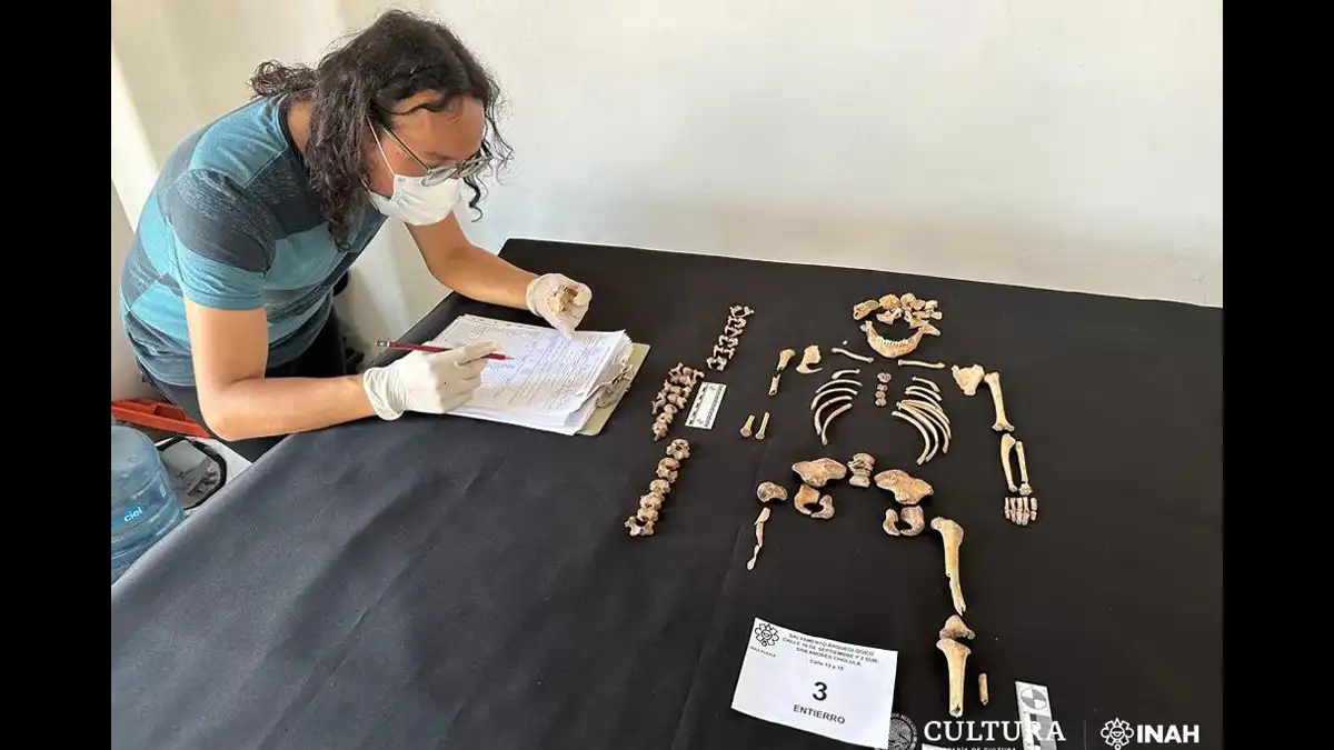 INAH descubre en Cholula 11 entierros humanos del Posclásico Tardío
