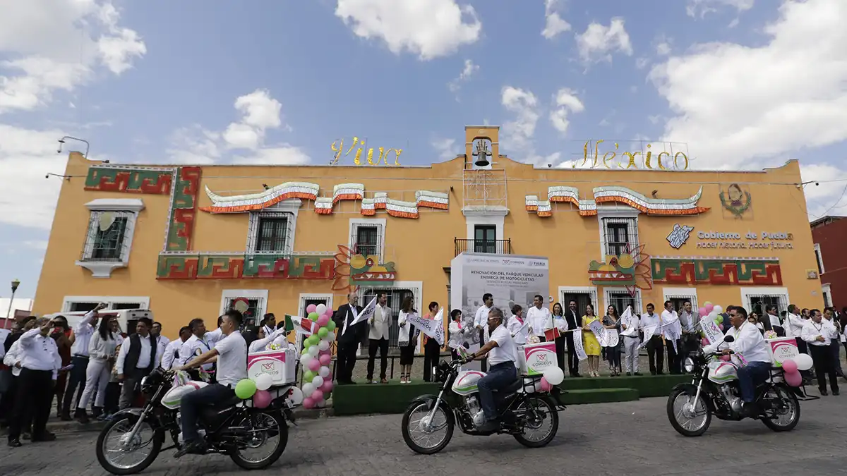 Carteros de Puebla estrenan motocicletas