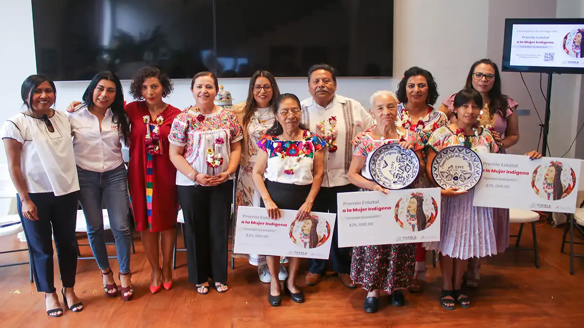 Premian a indígenas poblanas con trayectoria destacada