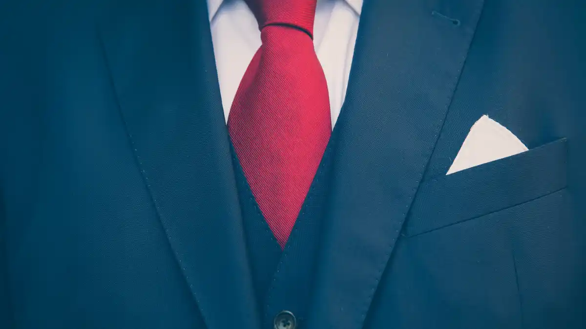 ¿Cómo hacer el nudo de corbata fácil y rápido?.