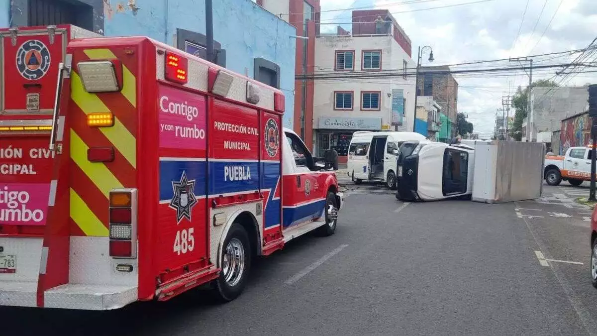Ruta 11 y camioneta protagonizan volcadura en Puebla