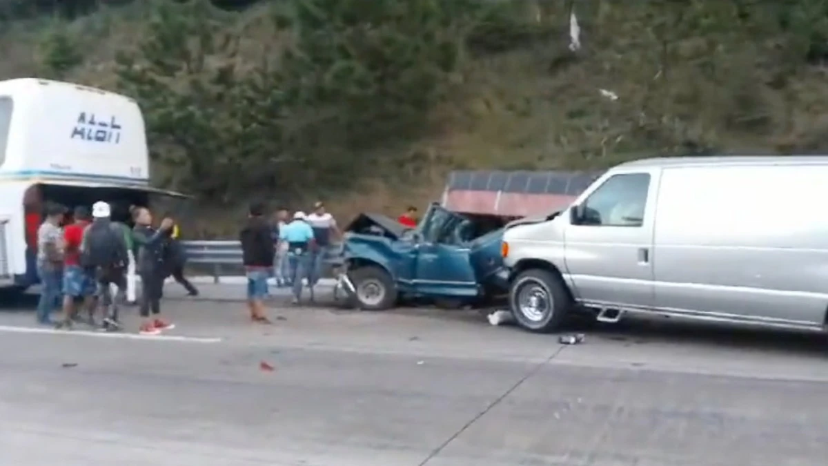 Accidente en la autopista México-Puebla deja una persona prensada