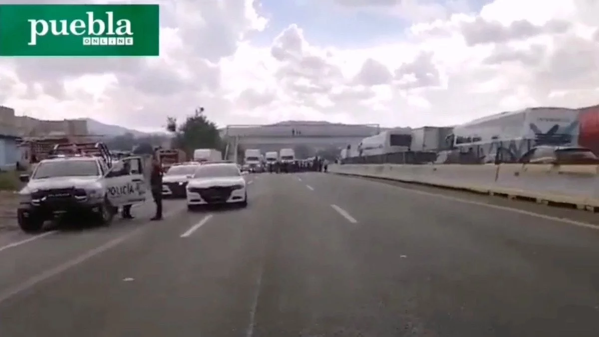 Una vez más pobladores de Tlahuapan bloquean la autopista México-Puebla