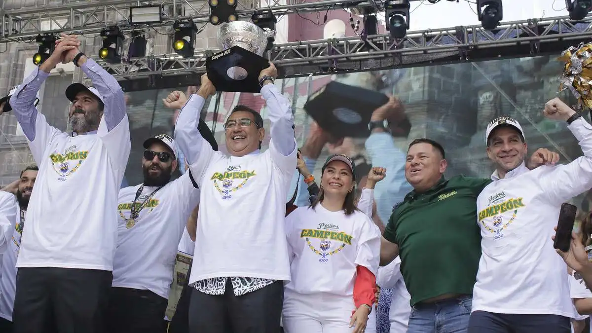 Pericos de Puebla celebra título en el zócalo con su afición