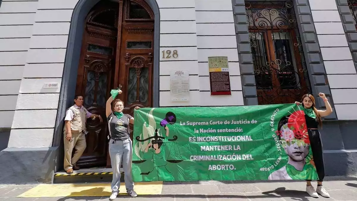 Activistas pro aborto en manifestación en el Congreso de Puebla
