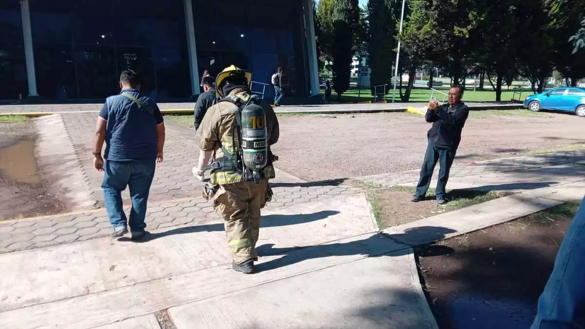 Evacúan UTP y Prepa Calderón BUAP por olor a gas