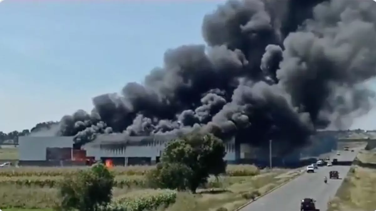Se incendia fábrica recicladora en Santa Ana Xalmimilulco