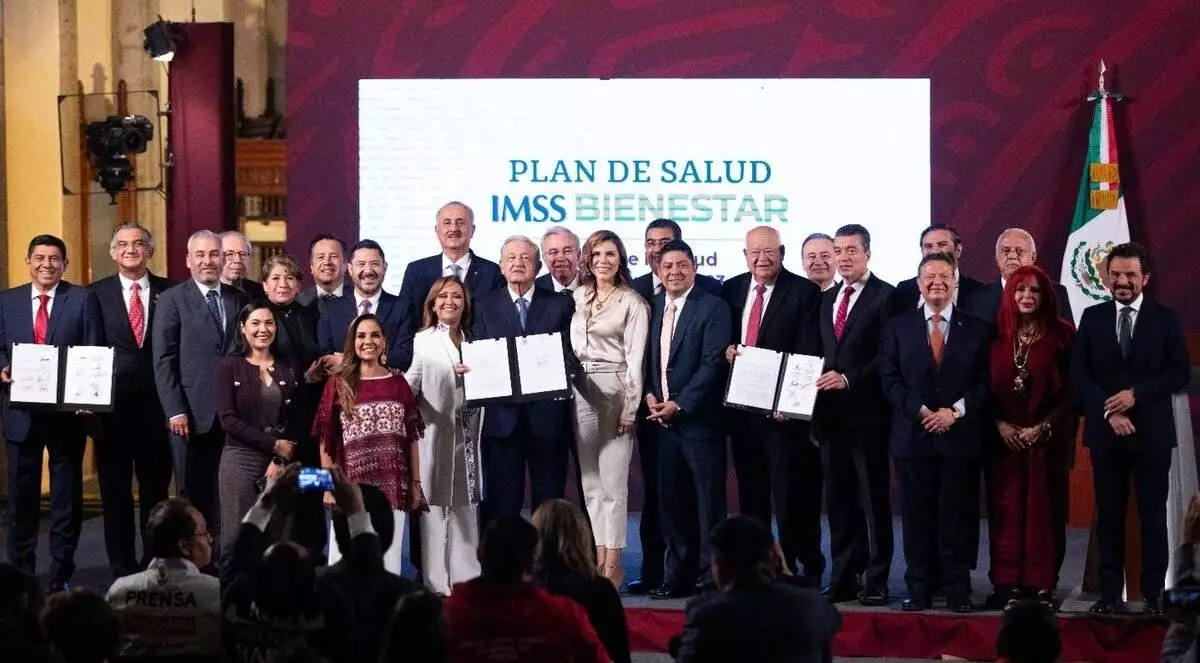 Asiste Sergio Salomón a firma de adhesión de Puebla al IMSS-Bienestar