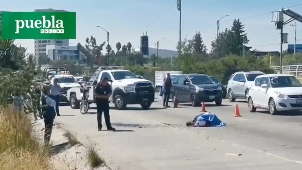 Muere motociclista al chocar contra transporte público en el Periférico de Puebla