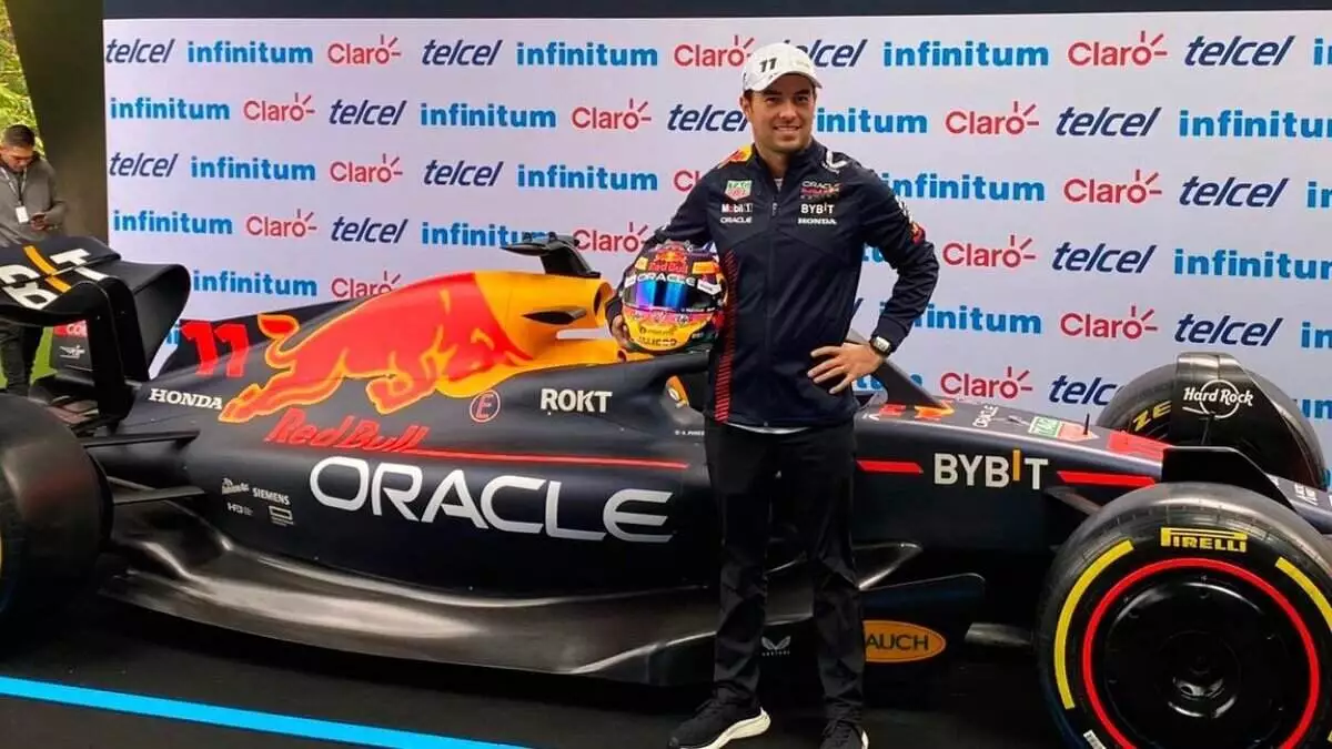 Presenta Sergio Perez su casco para el GP de México