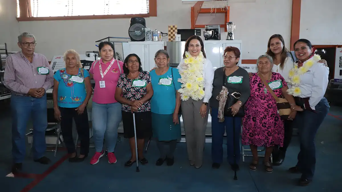 Gaby Bonilla entrega equipamiento y aparatos rehabilitatorios en la Mixteca poblana