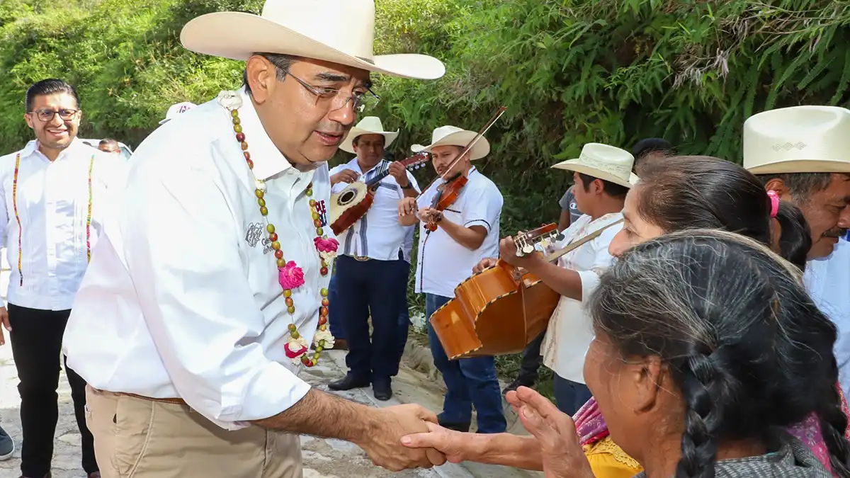 El gobernador Sergio Salomón en gira por Hueytlalpan