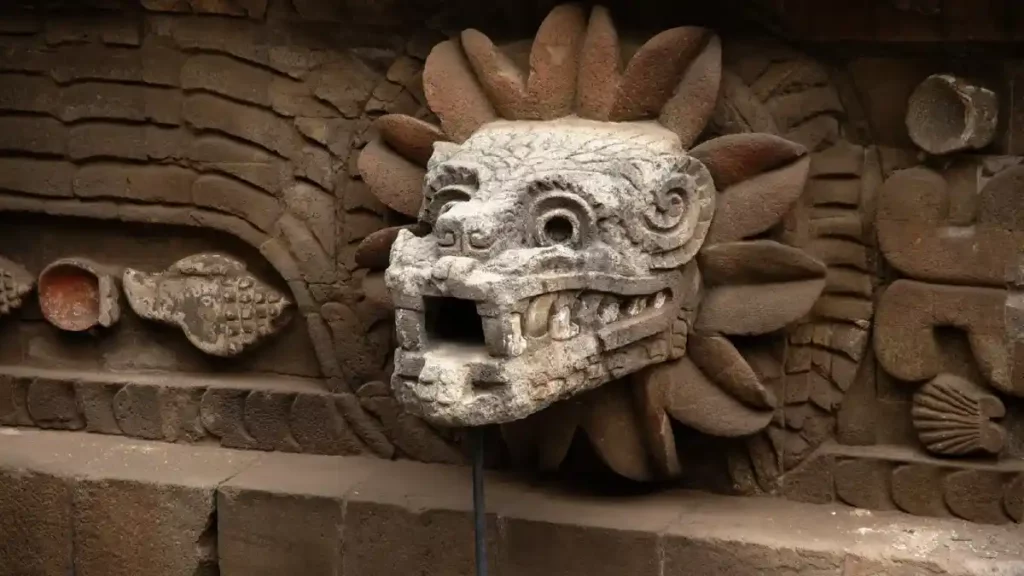 Para los mayas, la Serpiente Emplumada era conocido como Kukulkán.