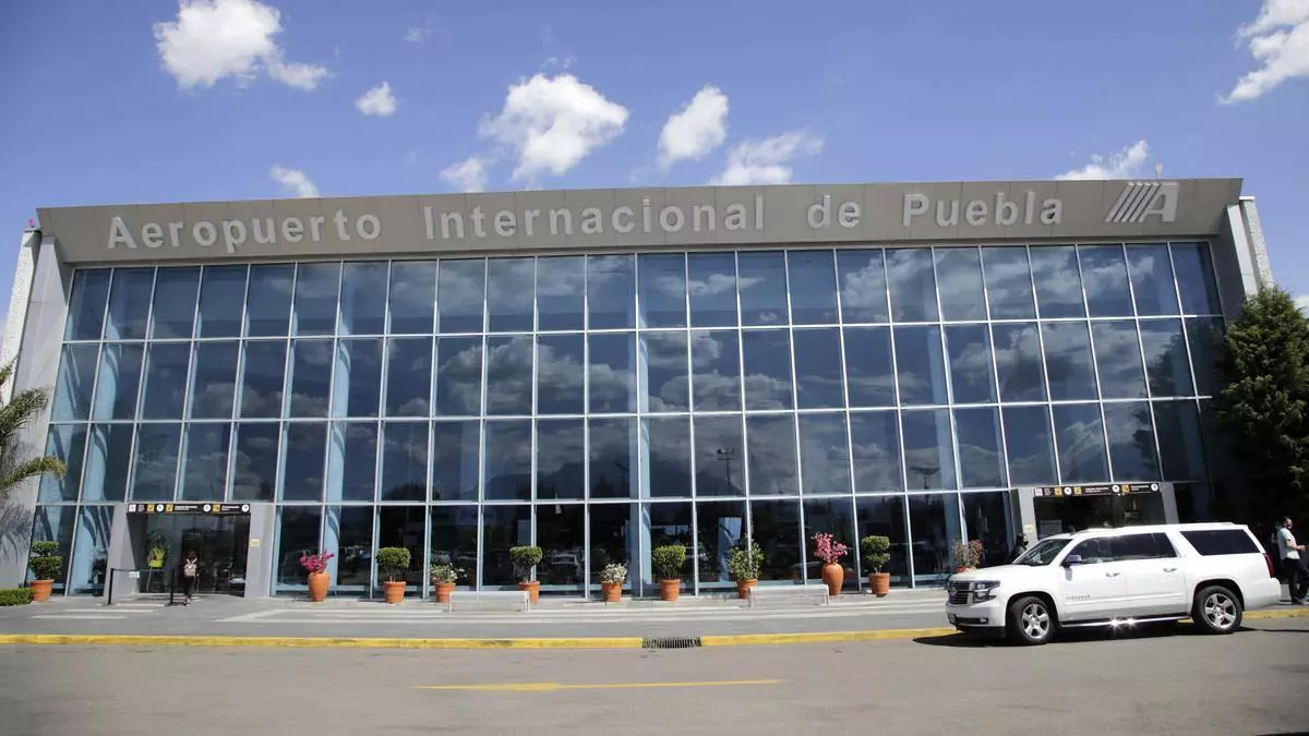 Caen dos con droga en el Aeropuerto de Puebla; la llevaban a Cancún