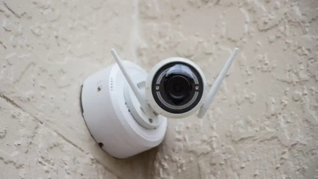 Instalar una cámara de seguridad es de mucha ayuda para que puedas monitorear tu casa.