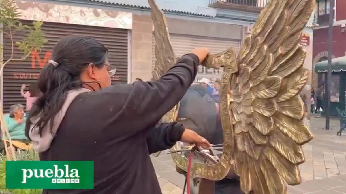 Reinstalan alas de bronce robadas en la Calle de los Dulces en Puebla