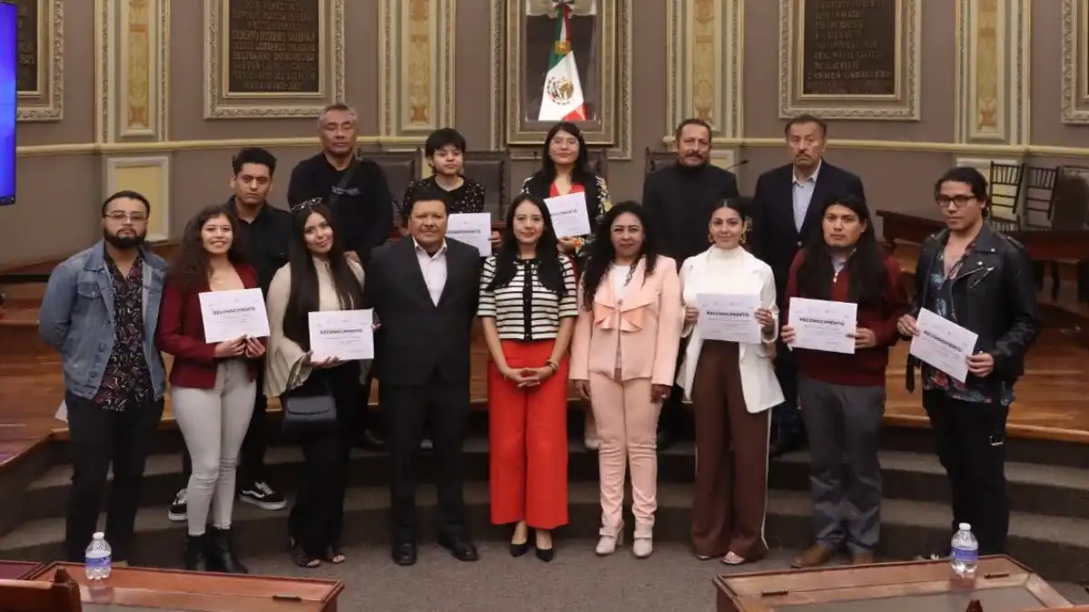 Voluntariado del Congreso de Puebla reconoce a alumnos del Instituto de Artes Visuales
