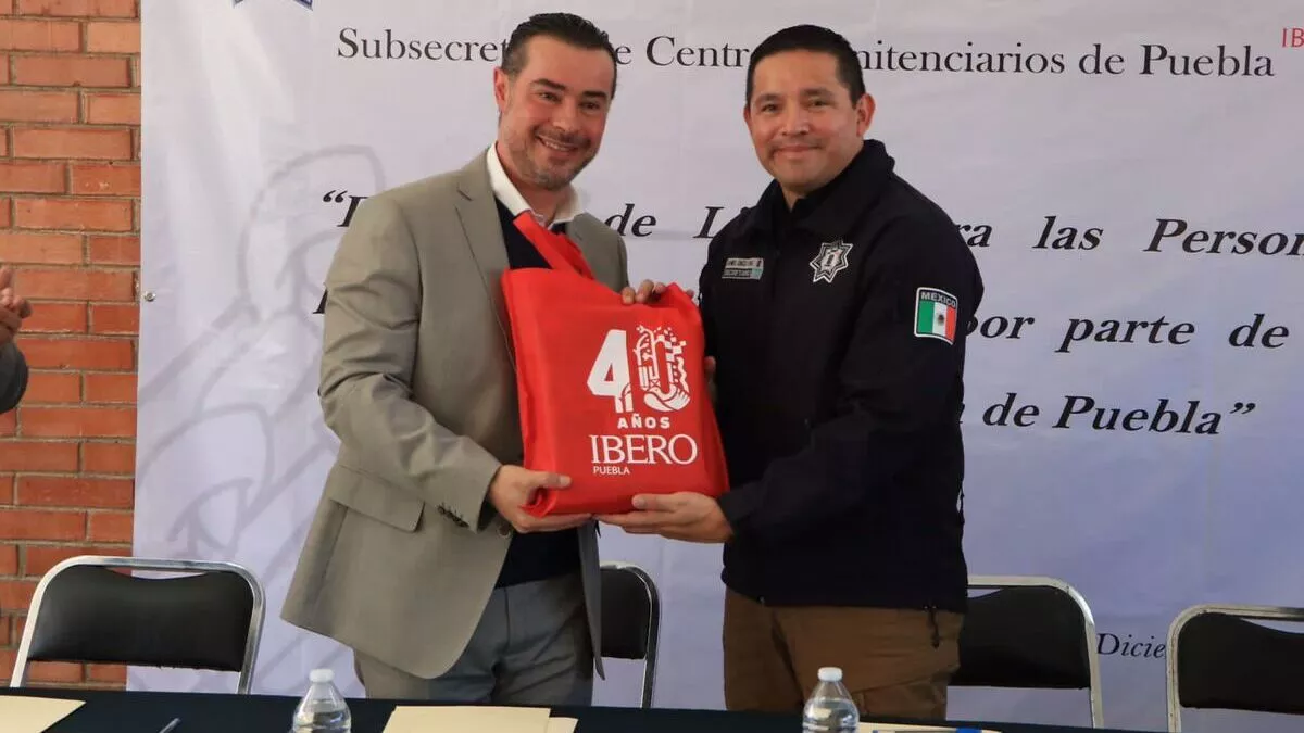 SSP recibe 2 mil 800 libros para centros penitenciarios por parte de Ibero Puebla