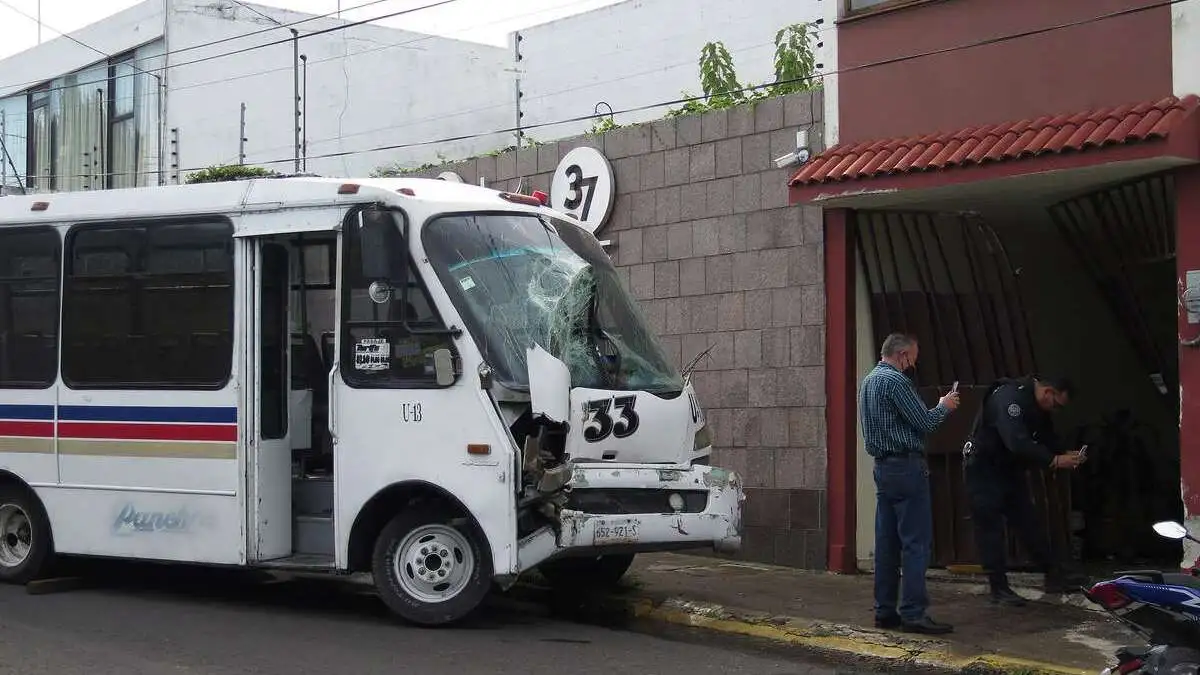 Unidad de la Ruta 33 choca contra una vivienda en Puebla; tres lesionados