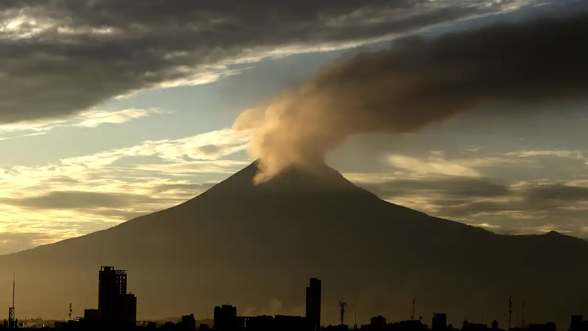 Suman 2 mil consultas por males ocasionados por ceniza del Popocatépetl