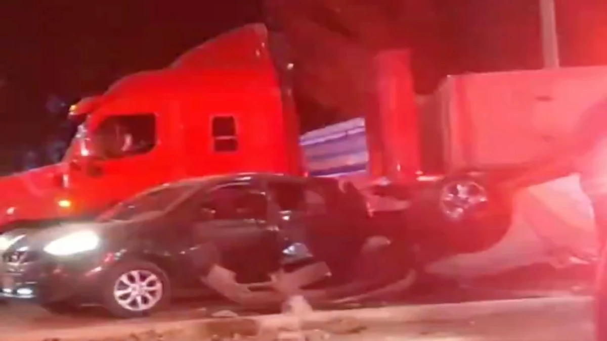 Choque entre tráiler y vehículos deja al menos tres heridos en Puebla