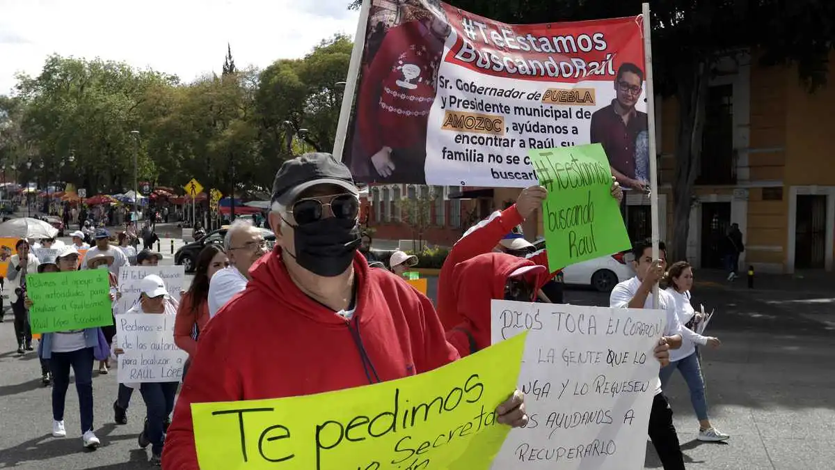 Exigen localización de Guillermo López con marcha en Puebla