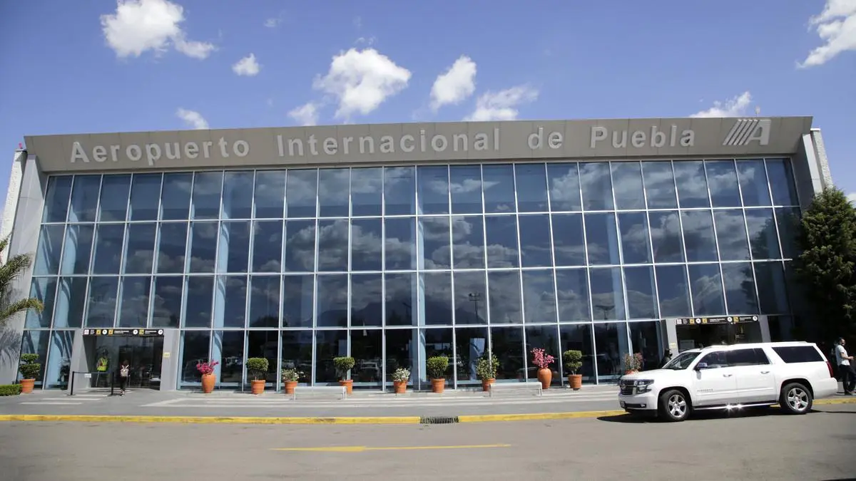 Aeropuerto de Puebla suspende vuelos por caída de ceniza del Popo