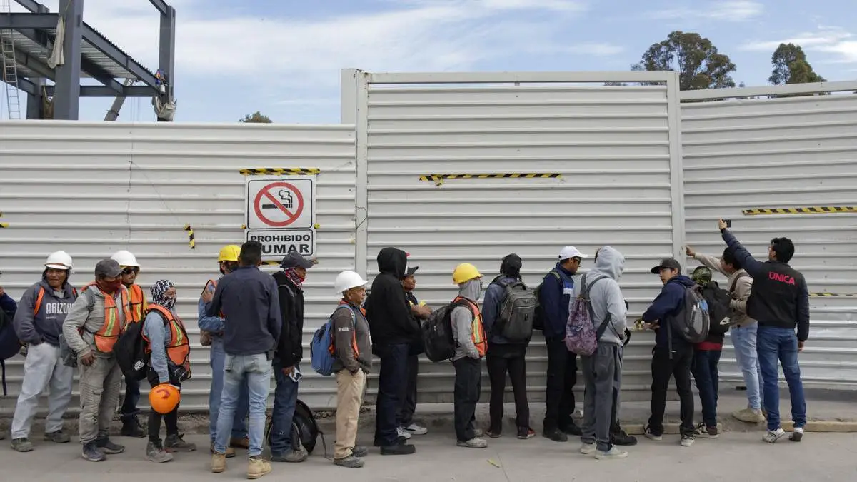 Paro de trabajadores en nueva sede del Congreso de Puebla por falta de pago