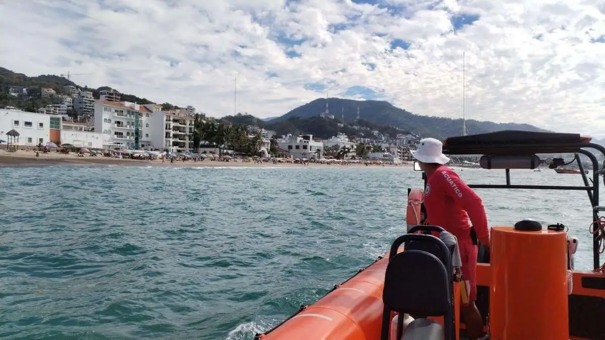 Rescatan del mar a un poblano y otro más está desaparecido en Puerto Vallarta