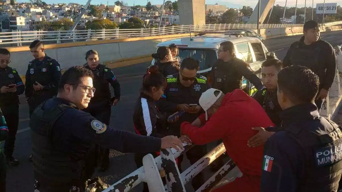 Policías municipales evitaron que un joven se arrojara de puente en Puebla