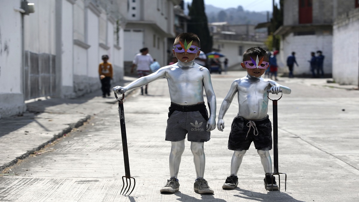 Niños disfrazados de Xinacates en San Nicolás de los Ranchos, Puebla