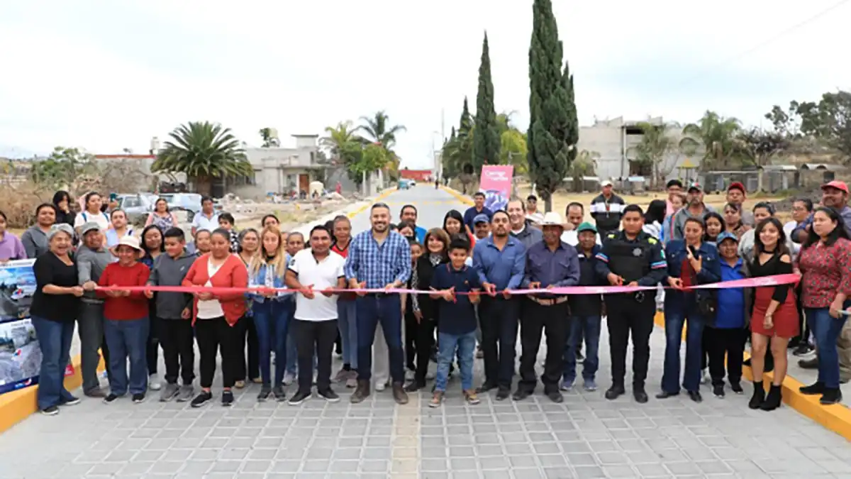 Adán Domínguez entrega obras en juntas auxiliares de Puebla