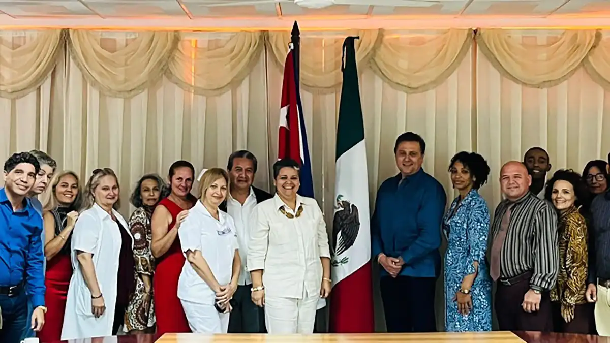 Universidad de la Salud de Puebla fortalece lazos con especialistas de Cuba