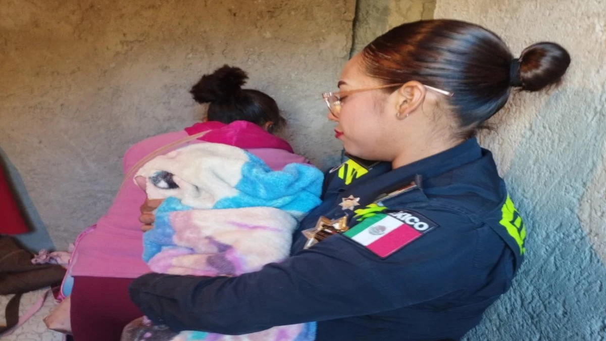 Policías municipales de Puebla auxilian a una mujer que dio a luz