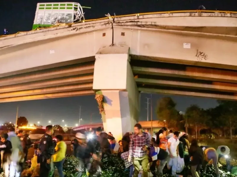 Vuelca camión cargado de chiles y se presenta rapiña en el Periférico de Puebla