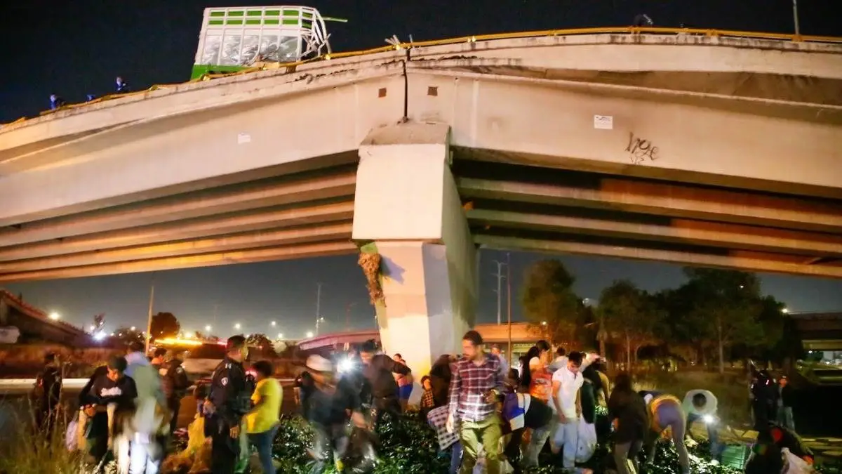 Vuelca camión cargado de chiles y se presenta rapiña en el Periférico de Puebla