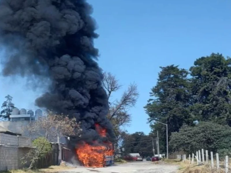 Así se incendió un camión de la Ruta Loma Bella en Puebla