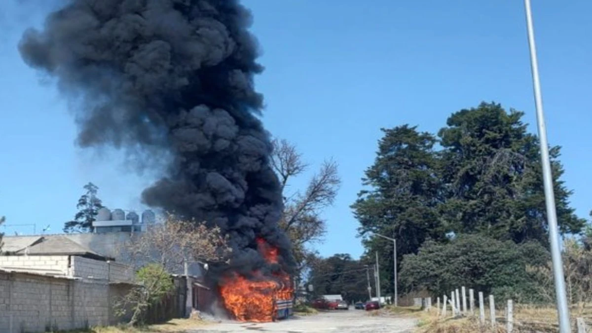 Así se incendió un camión de la Ruta Loma Bella en Puebla