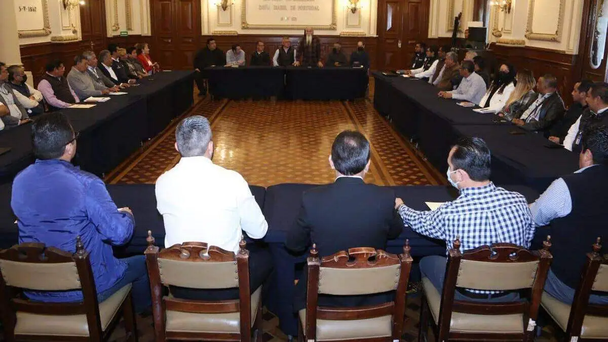 Adán Domínguez sostiene reunión con representantes de mercados de Puebla