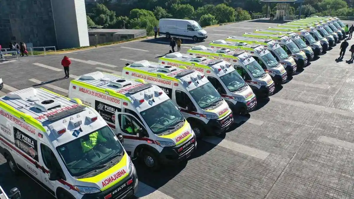 Gobierno de Puebla y Beneficencia Pública entregan 23 ambulancias y equipo médico