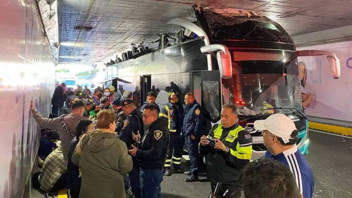El incidente se registró sobre el viaducto presidente Miguel Alemán Valdés cuando el chofer quiso pasar por un paso a desnivel