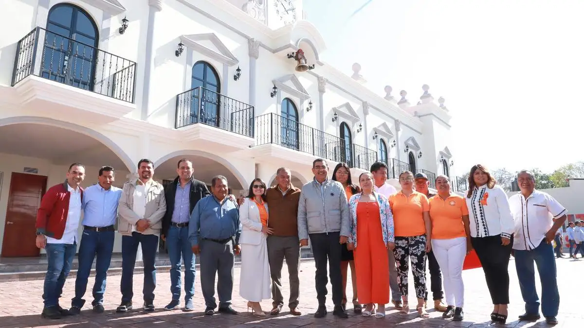 Entregan rehabilitación de la presidencia municipal de Xochitlán Todos Santos